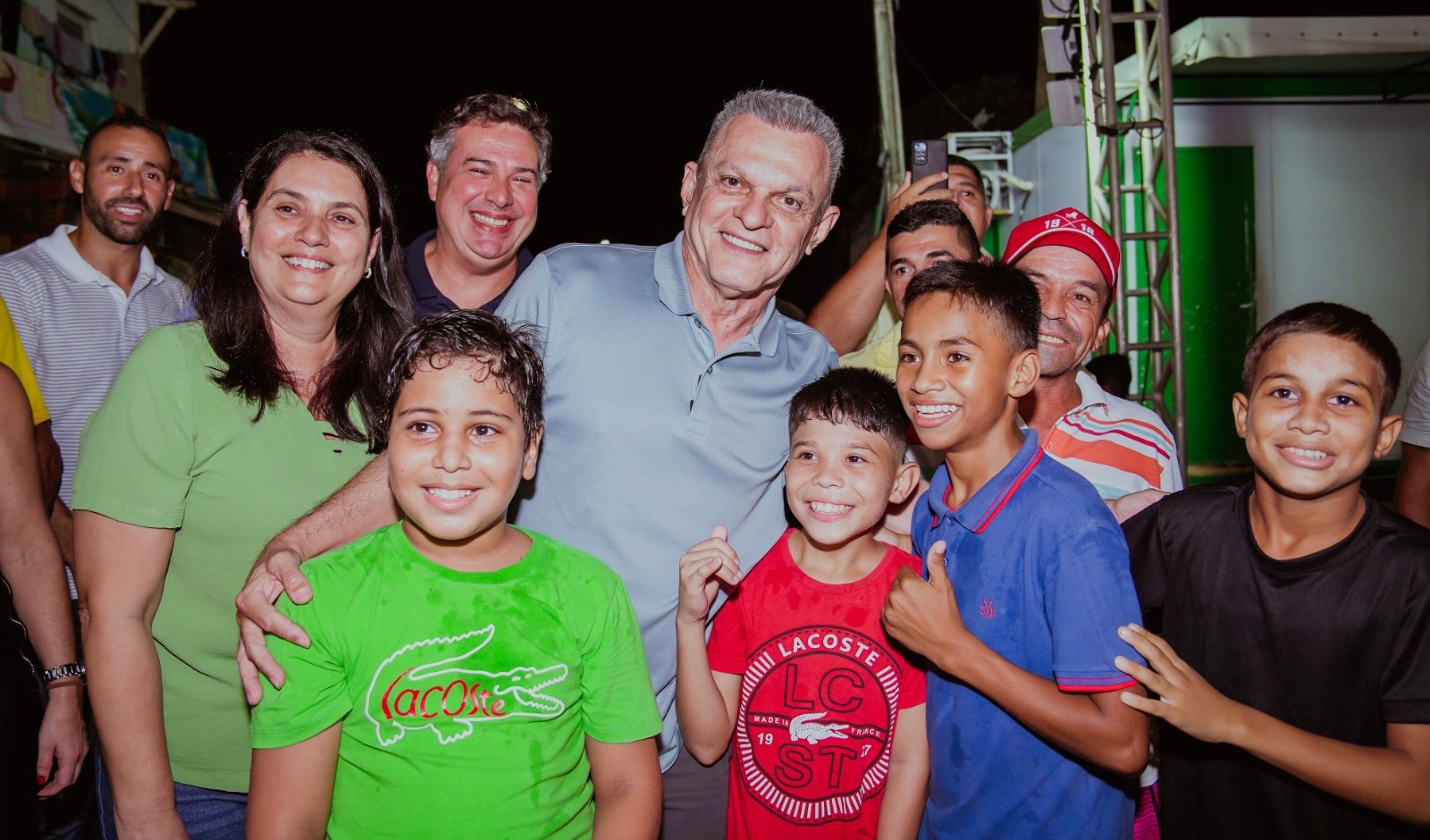 grupo de pessoas posa para a foto